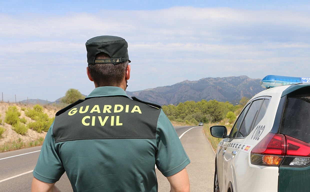 Imagen de archivo de un agente de la Guardia Civil en la carretera