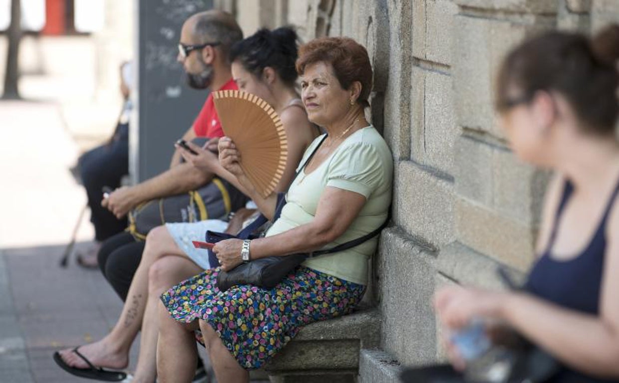 Una mujer trata de sofocar el calor con un abanico en Orense