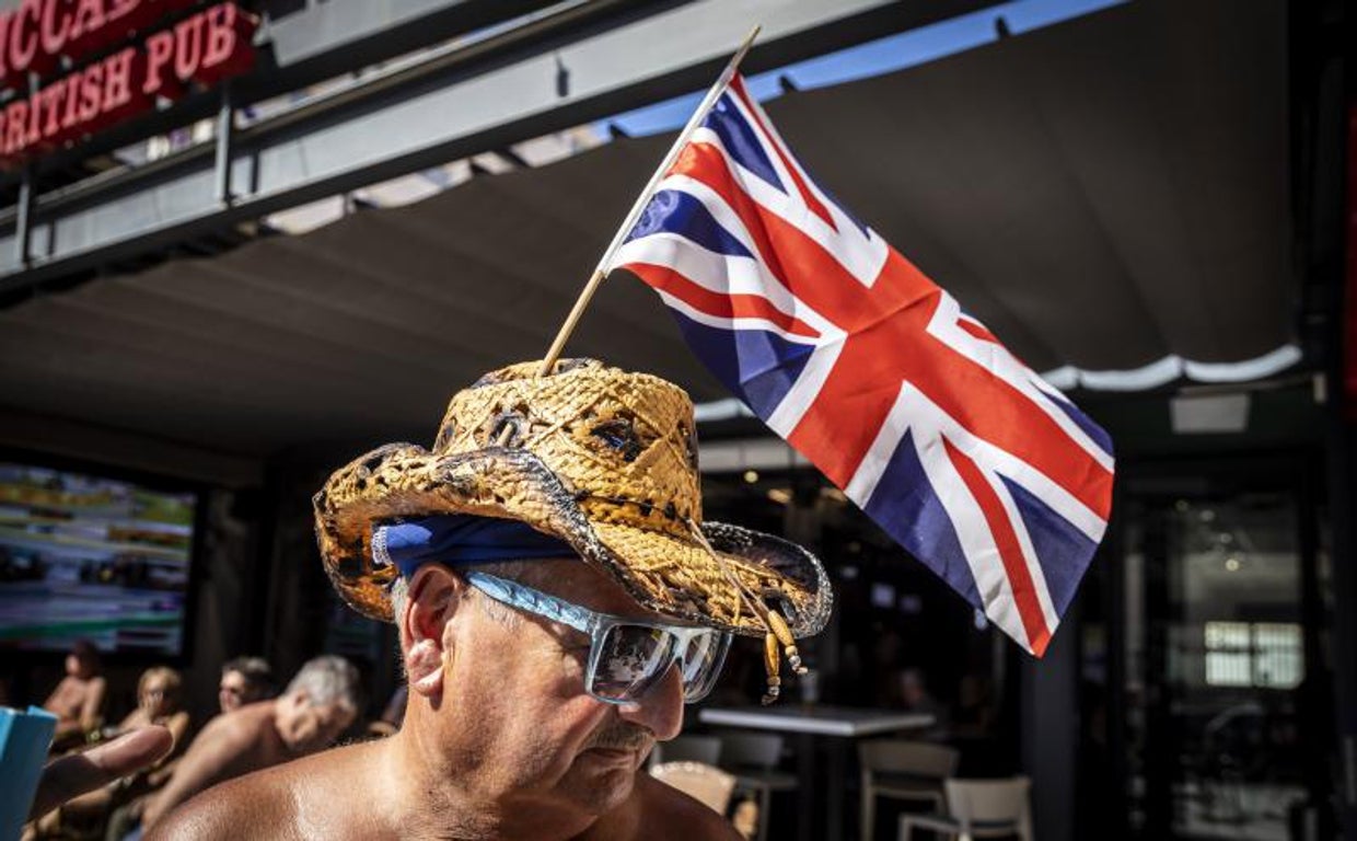 Paul Lancaster, en Benidorm con su sombrero y la bandera británica a media asta