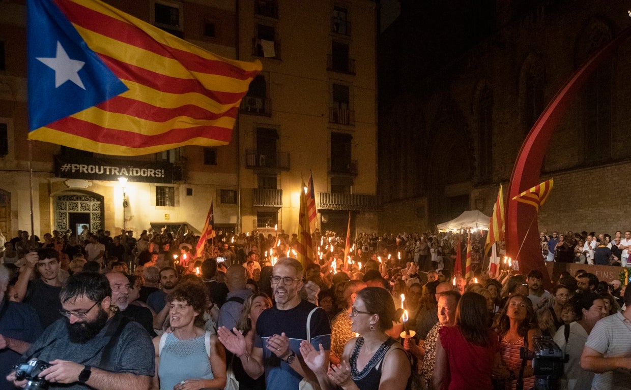 Acto de ERC en el Fossar de les Moreres,el sábado por la noche/ Vídeo: Aragonès afirma que «Cataluña volverá a votar»