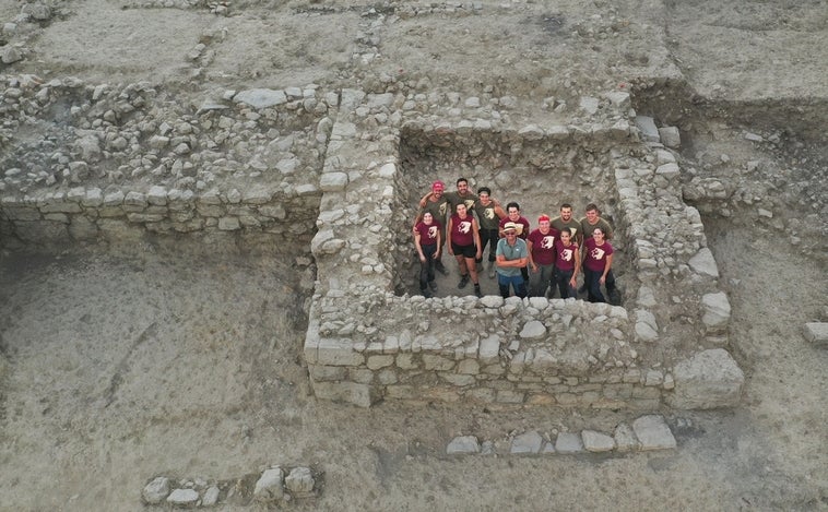 Sacan a la luz un torreón de la puerta monumental Este de la muralla romana del yacimiento de Libisosa