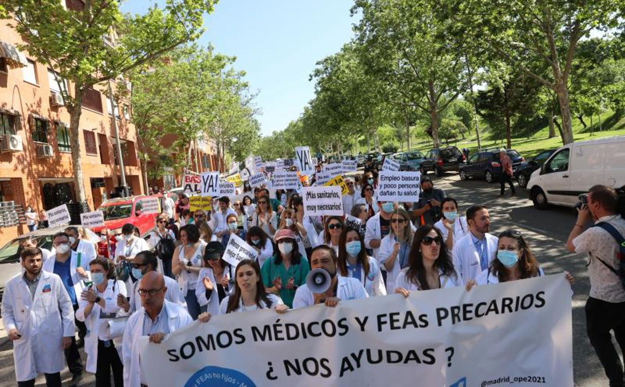 Protesta de médico por el alto grado de temporalidad en el empleo