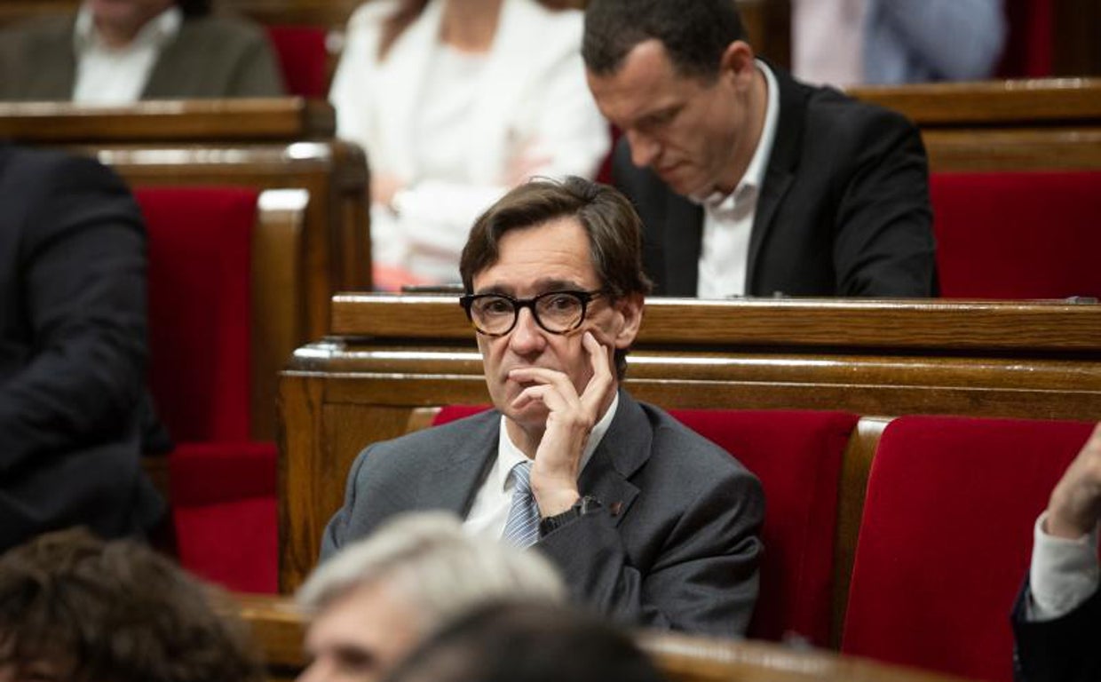 Salvador Illa en su escaño del Parlament