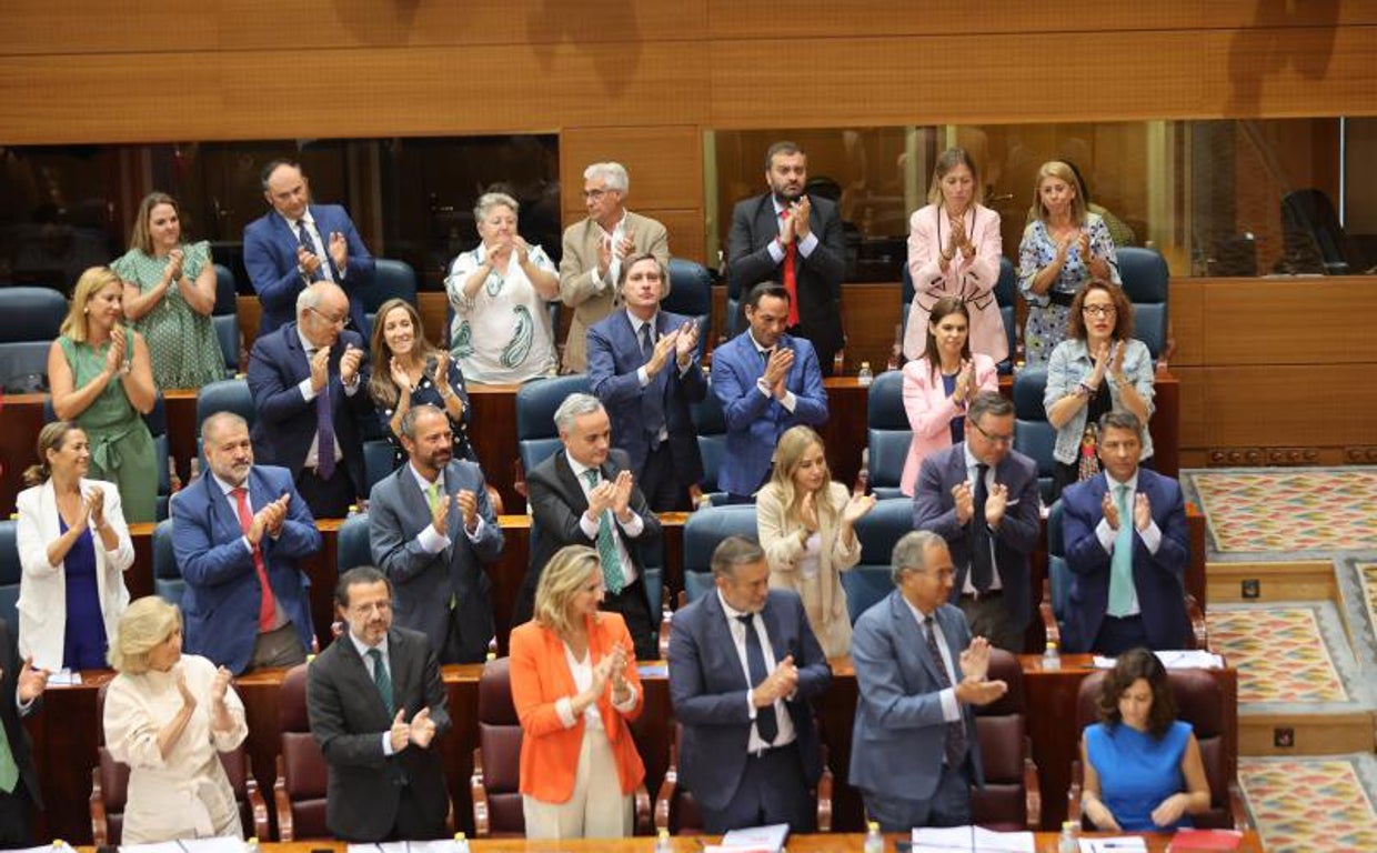 El grupo popular aplaude el discurso de la presidenta de la Comunidad de Madrid, Isabel Díaz Ayuso, ayer en la Asamblea regional // Vídeo: Sigue en directo el debate sobre el estado de la región