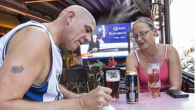 Dave y Wendy Harrington, en la terraza de un bar británico