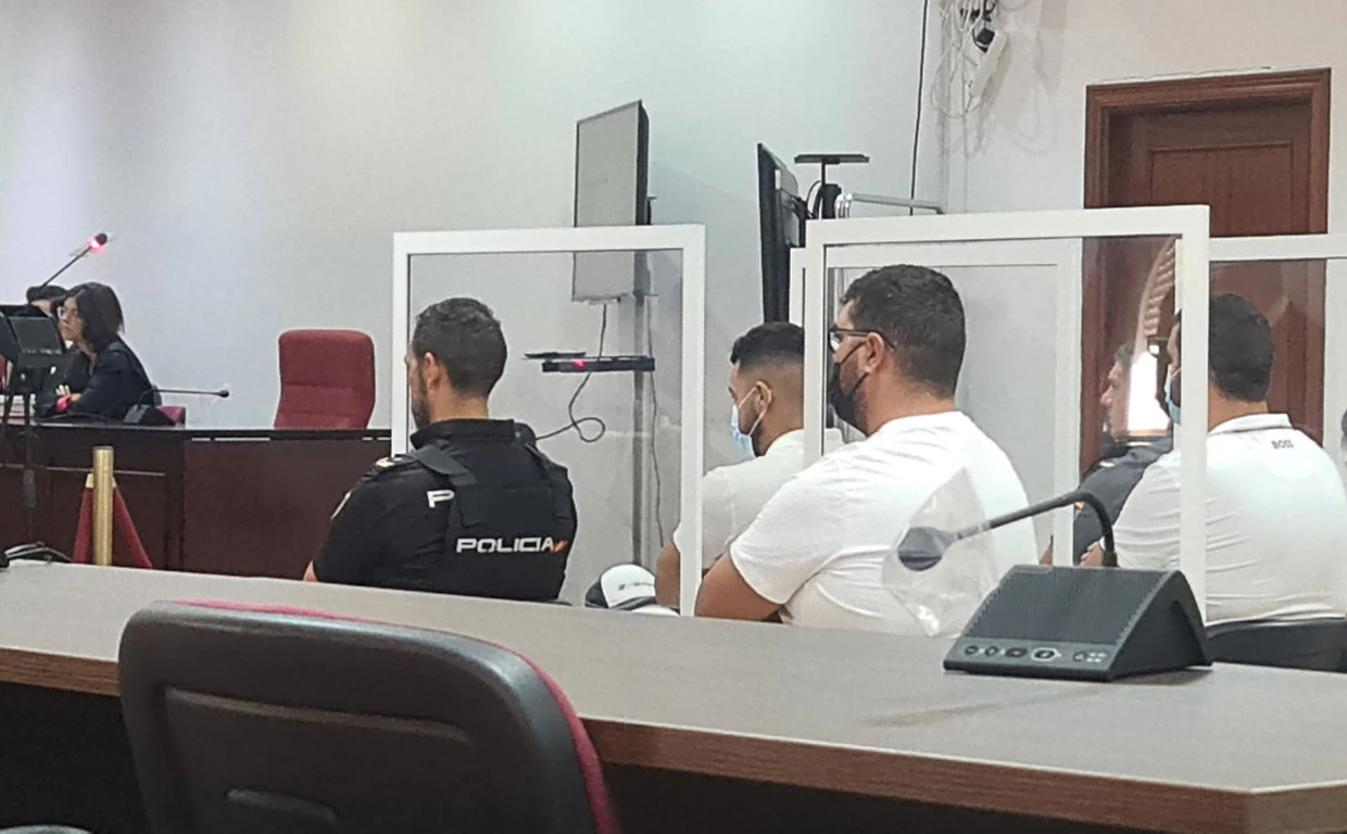 'El Patoja', entre dos policías nacionales y el primero en el banquillo, en el juicio que ha empezado este lunes