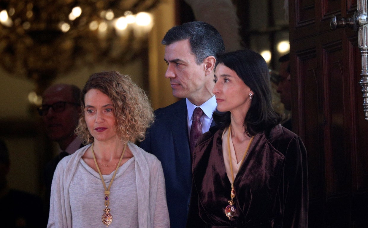 Sánchez, con la presidenta del Congreso, Meritxell Batet, y la ministra de Justicia, Pilar Llop