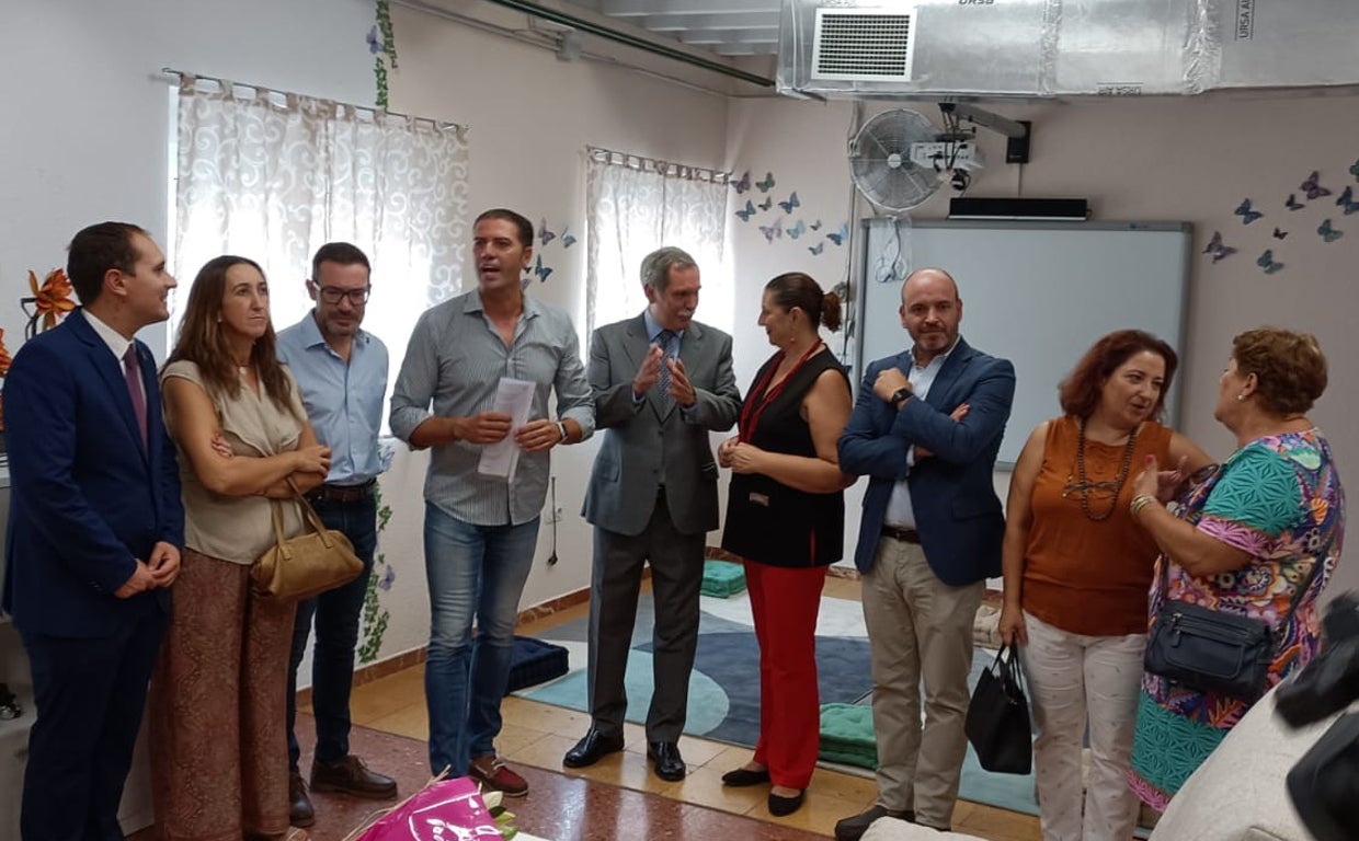 Rafael Reyes y Paula Badanelli, con representantes del colegio, el delegado de Desarrollo Educativo y Olga Caballero