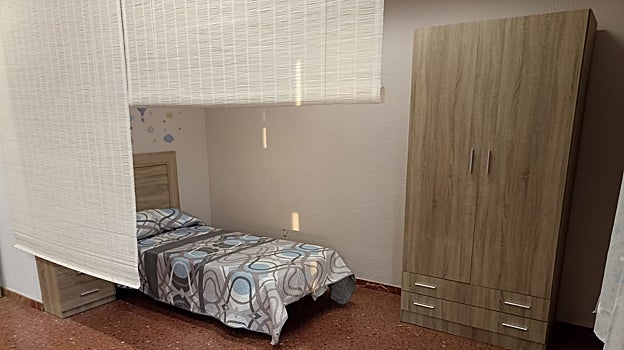 La cama y el armario del dormitorio