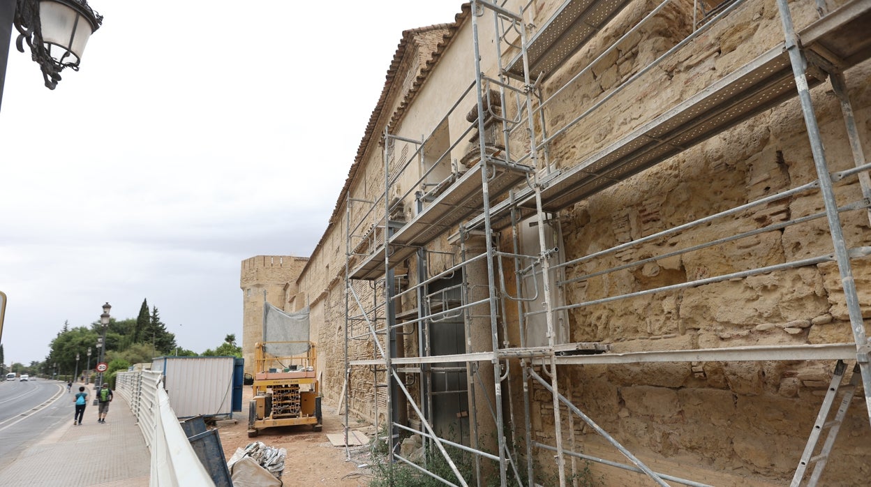 Las obras del muro sur del Alcázar de Córdoba destapan restos del edificio primitivo