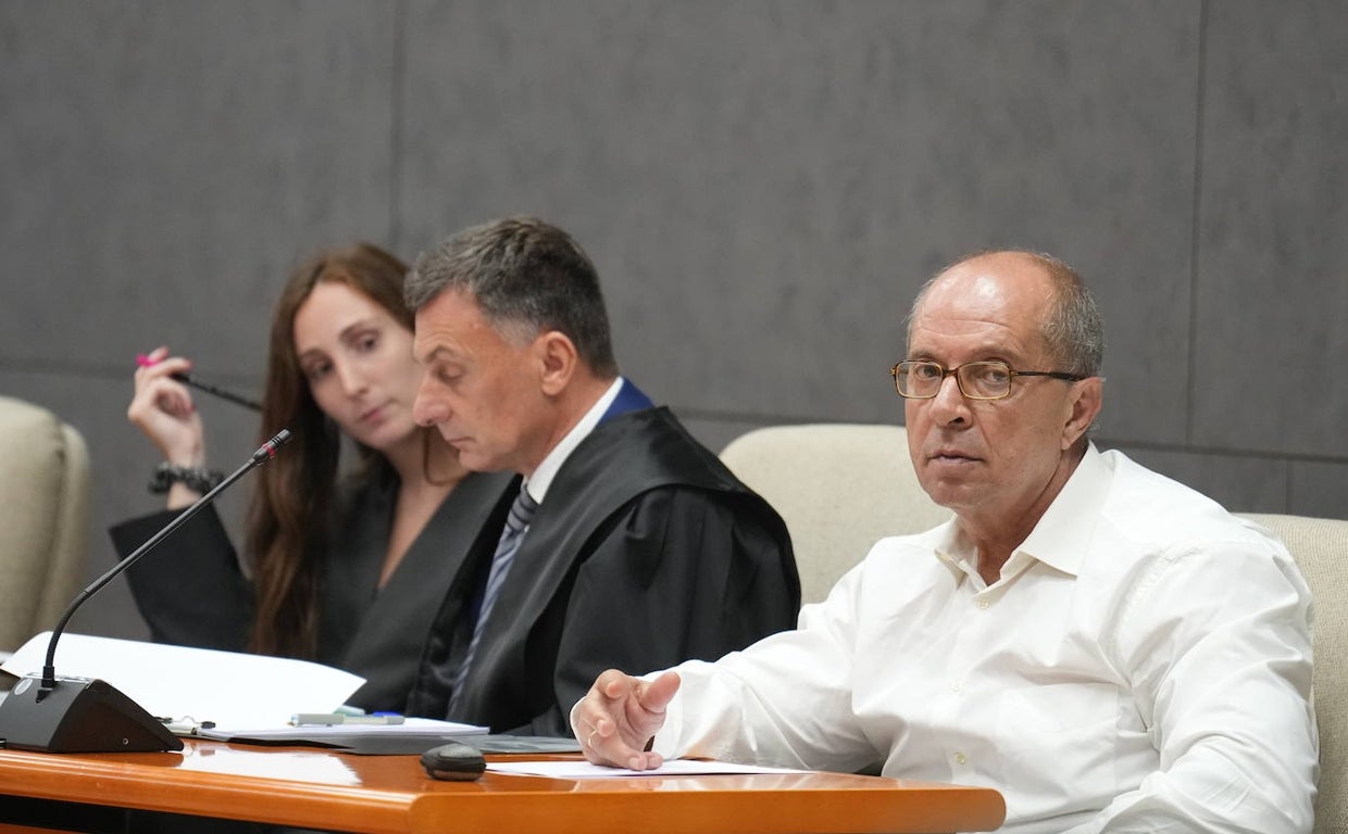 Faustino Méndez ha seguido con semblante serio el juicio en el que está acusado por doble asesinato