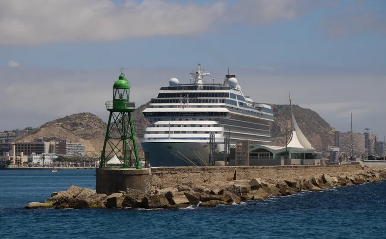 El Puerto de Alicante vende sus encantos en la «Seatrade Cruise Med» para atraer más cruceros