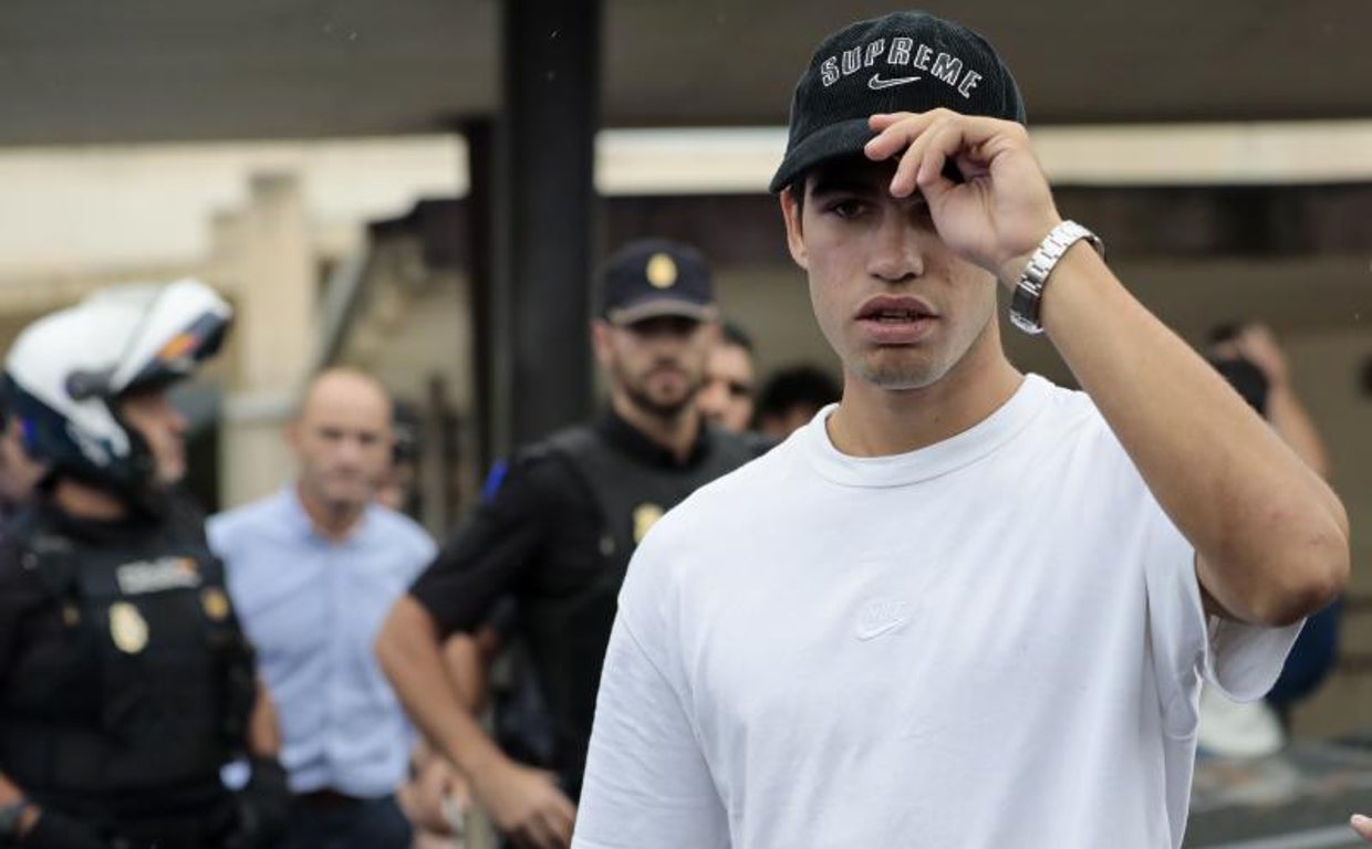Imagen del tenista español Carlos Alcaraz a su llegada al aeropuerto de Valencia