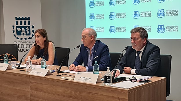 Isabel Moya, Hermann Schwarz y Guillermo Llago, informando de la condena a Sanidad, este martes en Alicante