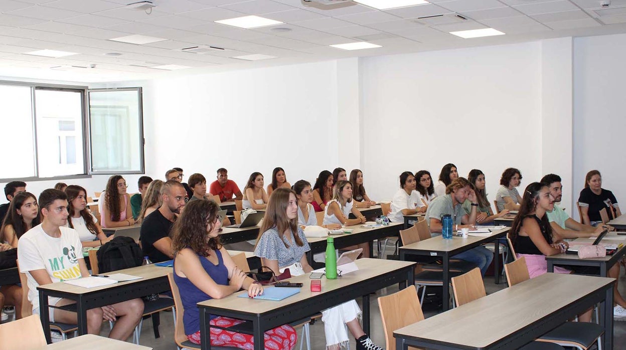 Estudiar Medicina sin salir de casa, un sueño cumplido en Almería y Jaén