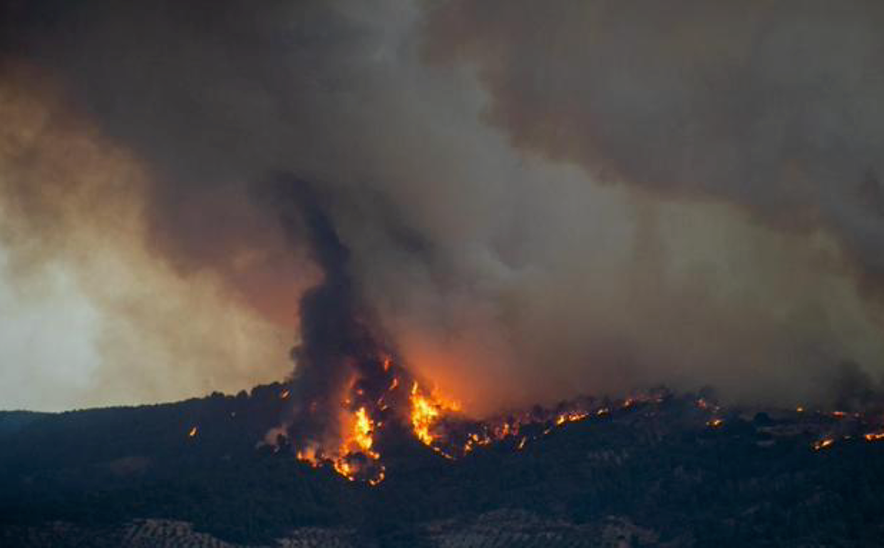 El fuego de Los Guájares (Granada) sigue activo tras una quinta noche de vientos y miedo entre los vecinos
