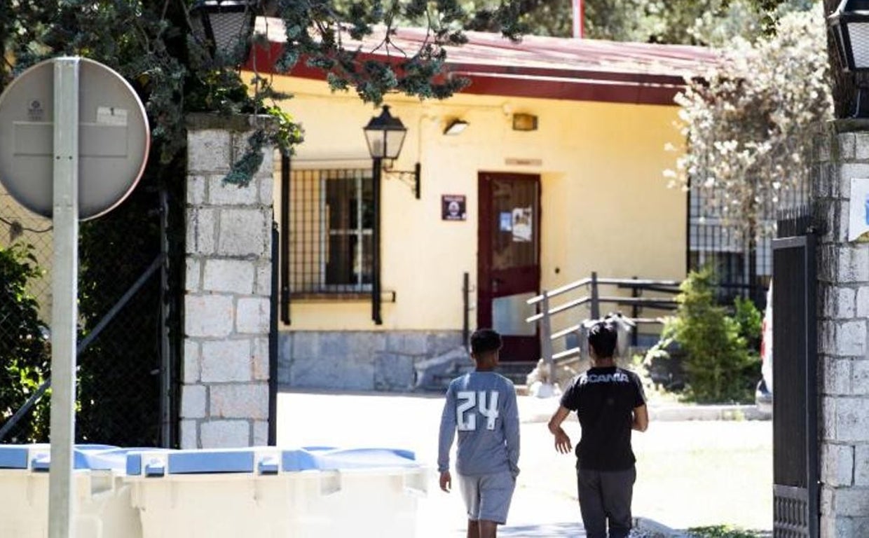 Dos menores no acompañados a la entrada de un centro