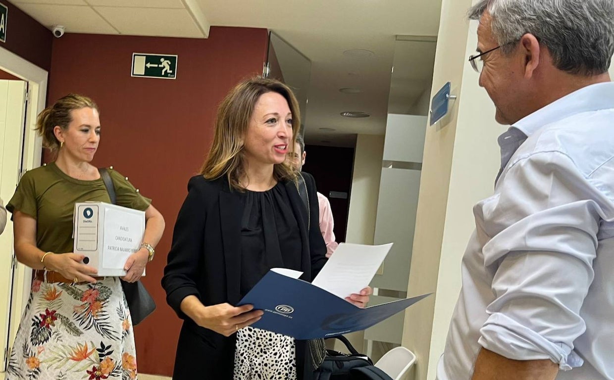 Patricia Navarro, junto al alcalde de Estepona y organizador del congreso, José María García Urbano