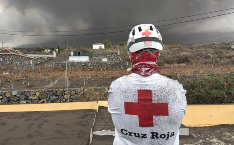 Cruz Roja detecta problemas en la sociedad palmera, y una emergencia del volcán que no se ve