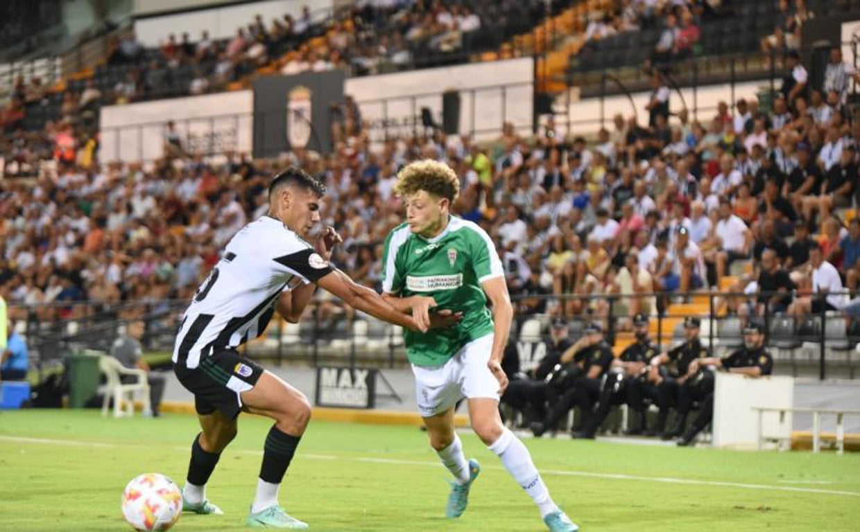 Simo encara a un rival del Badajoz durante un partido