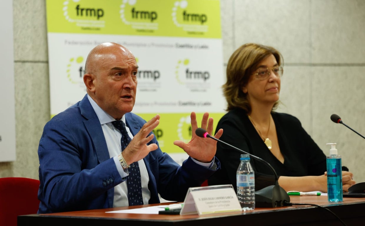 El consejero de la Presidencia y la presidenta de la FRMP