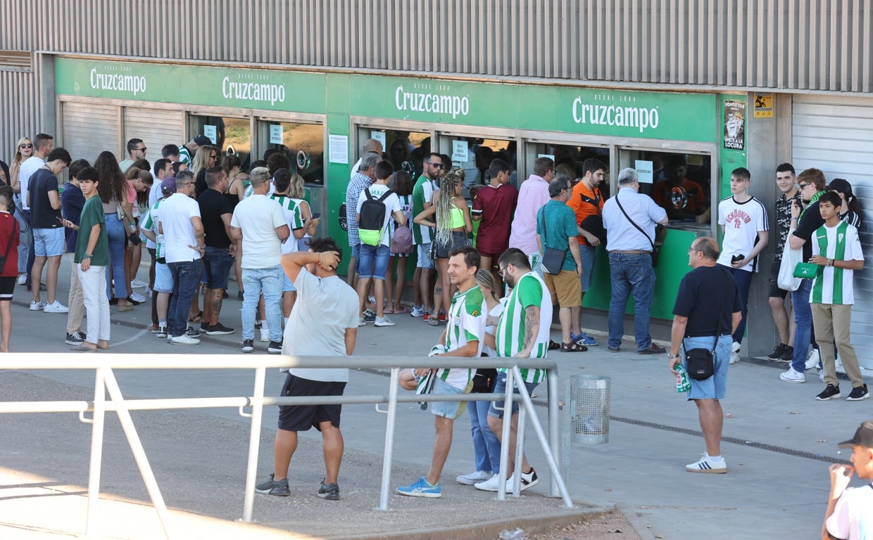 Aficionados del Córdoba CF, en las taquillas de El Arcángel