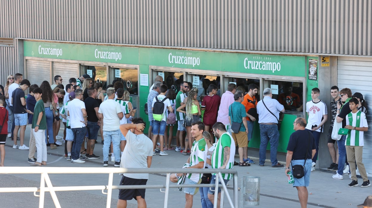 Los socios del Córdoba CF llenarían diez estadios de Segunda A