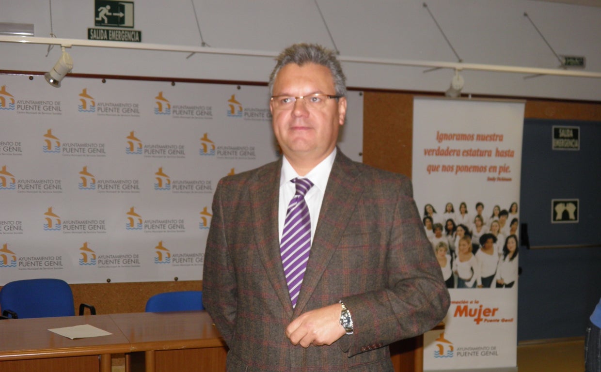Esteban Morales es el actual alcalde de Puente Genil por el PSOE