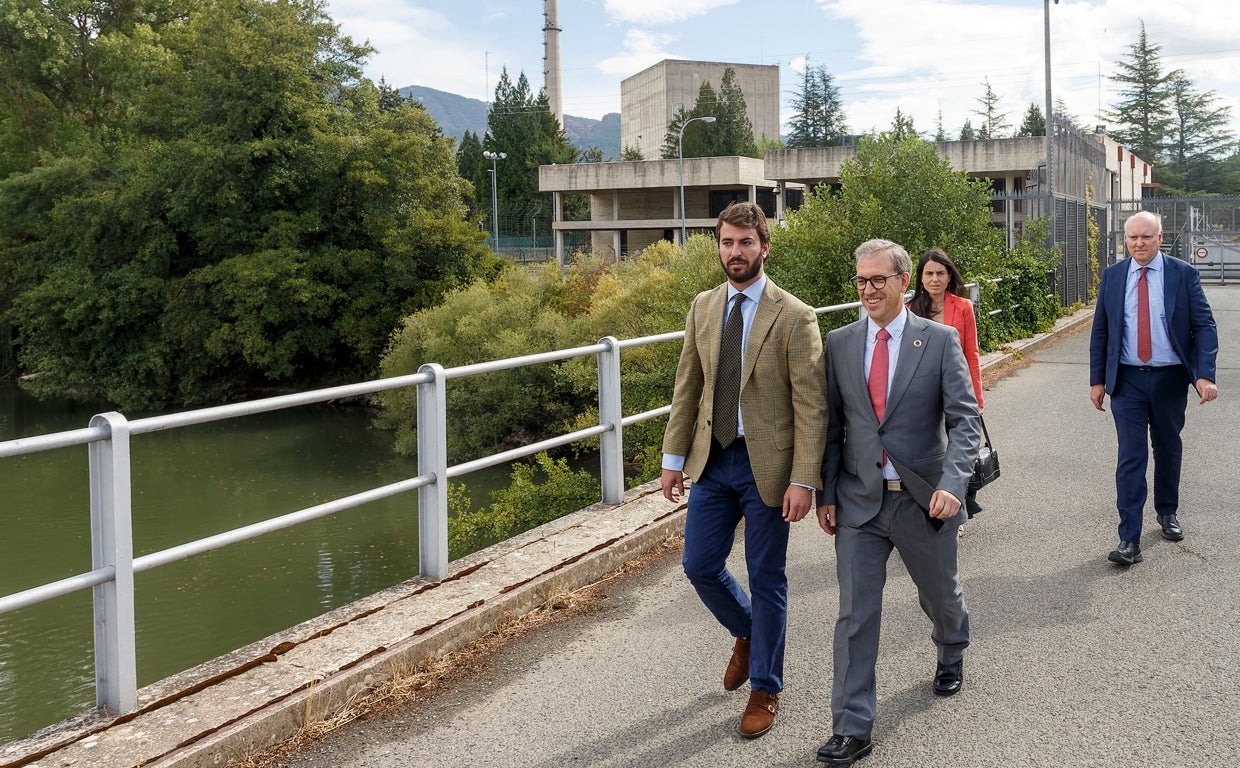 El vicepresidente de la Junta de Castilla y León, Juan Garcia-Gallardo, junto al consejero de Empleo, en su visita este miércoles a la central nuclear de Garoña (Burgos)