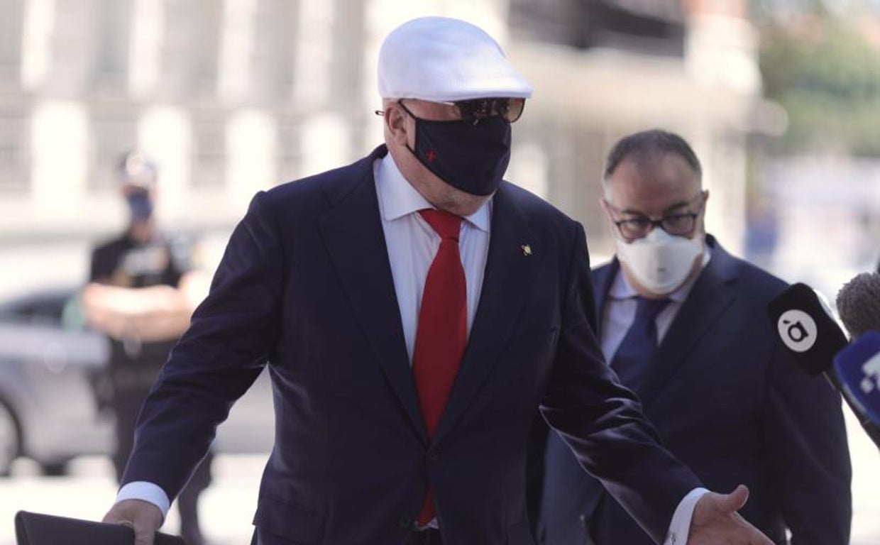 El comisario José Manuel Villarejo atiende a la prensa en la Audiencia Nacional