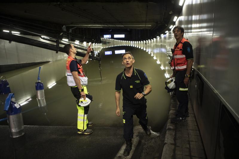 Varios operarios de Calle 30 trabajan en el túnel inundado