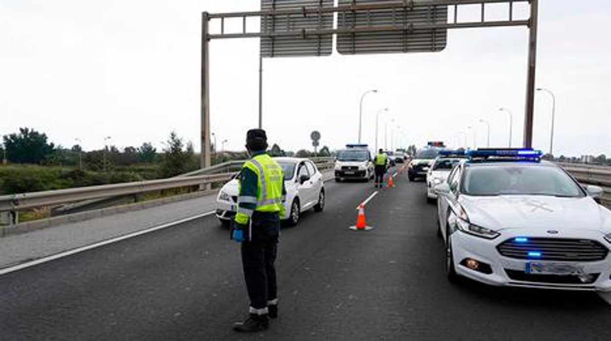 Un fallecido en un accidente entre un autobús y un turismo en la N-340 en Motril