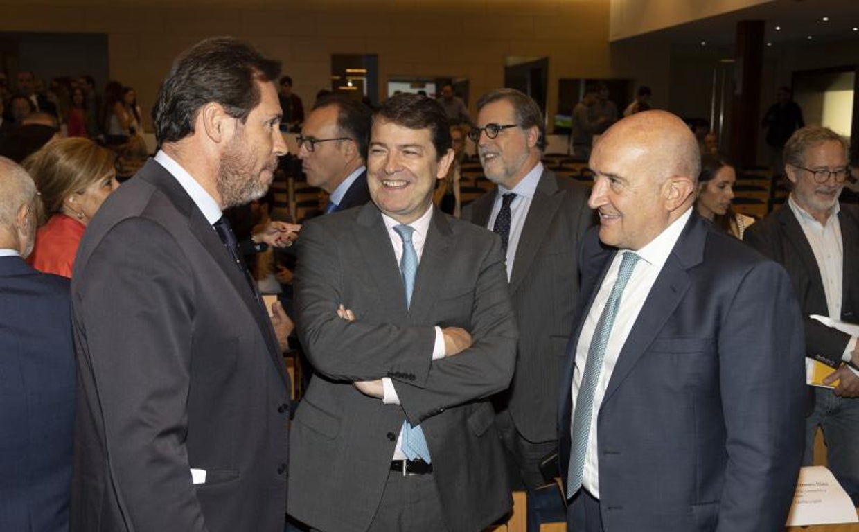 Óscar Puente, Alfonso Fernández Mañueco y Jesús Julio Carnero, en la apertura del Curso Económico de Castilla y León