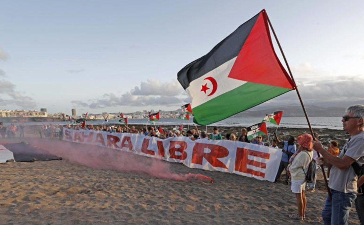 Una pancarta de 25 metros muestra el apoyo del pueblo canario a la causa saharaui en Gran Canaria