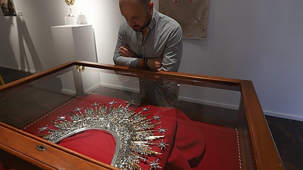 Un visitante contempla la nueva diadema, obra de Jesús de Julián