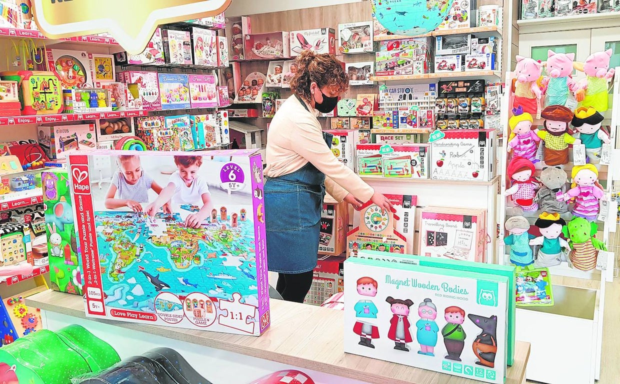 La propietaria de un comercio de Lucena ordena sus productos