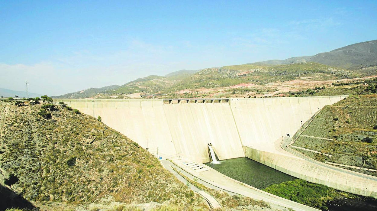 El agua de tres pantanos de Andalucía no puede usarse por carecer de conducciones