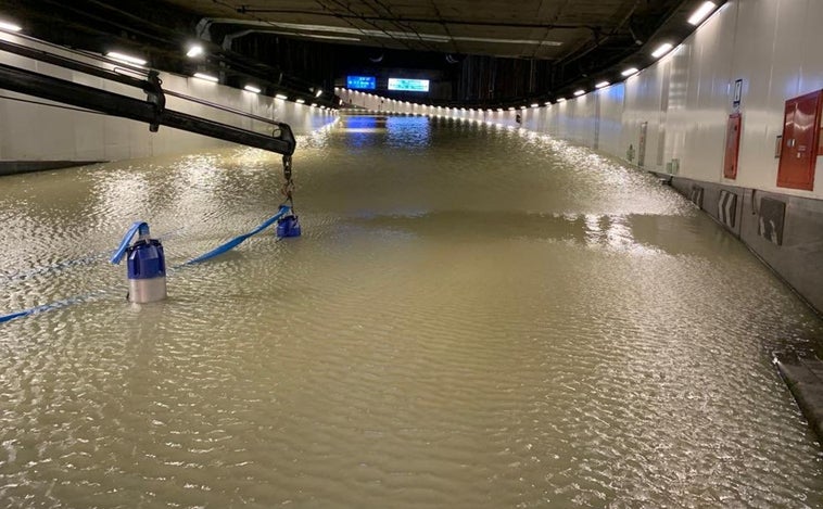 El túnel de la M-30 totalmente inundado tras la rotura de la tubería