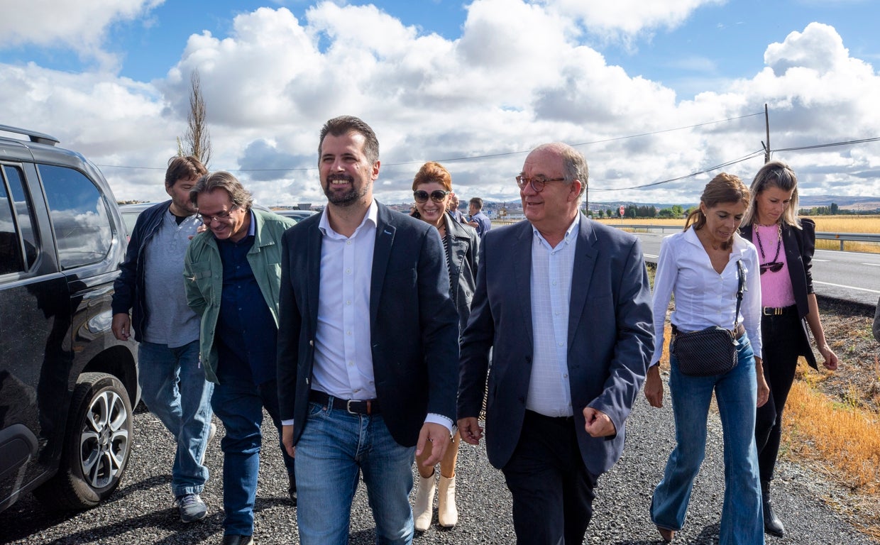 Luis Tudanca visita el Polígono Industrial de La Colilla (Ávila)