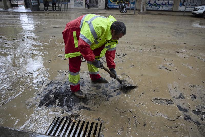 Un operario trabaja en la inundación de la calle Marqués de Vadillo tras la rotura