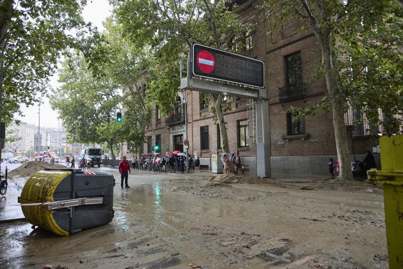 Un contenedor tirado en la calle Marqués de Vadillo tras la rotura de la tubería