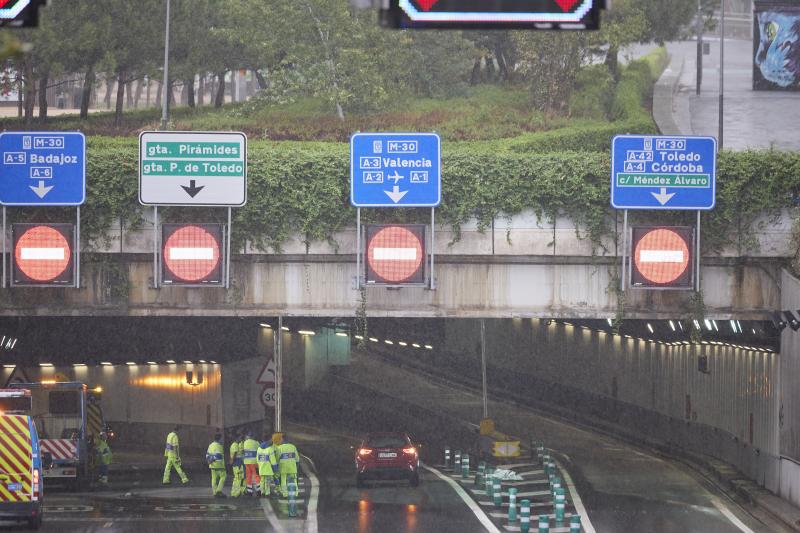 Señalización que indica el acceso al túnel de la M-30 cerrado
