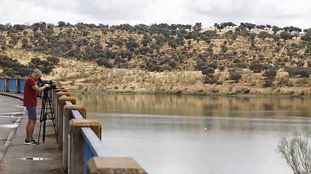 Un cámara graba en pantano de La Colada