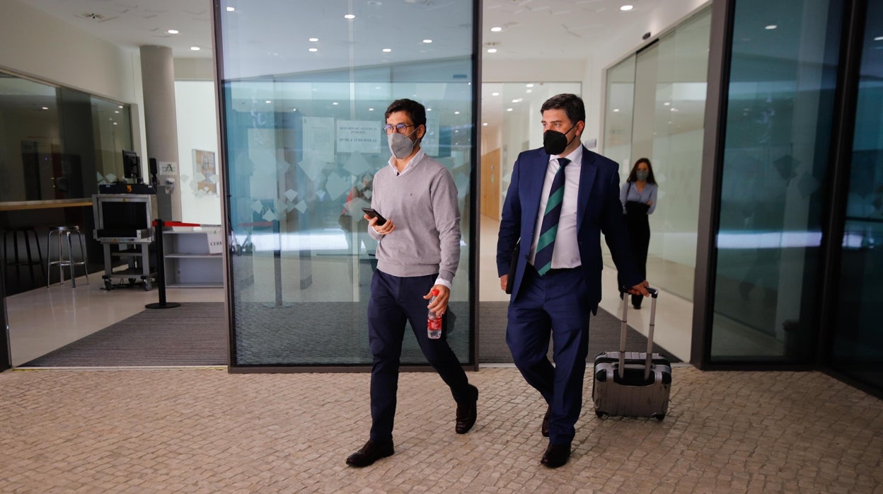 El juez lleva al banquillo a León, su mujer, dos hermanos y su mano derecha por el 'saqueo del Córdoba CF'