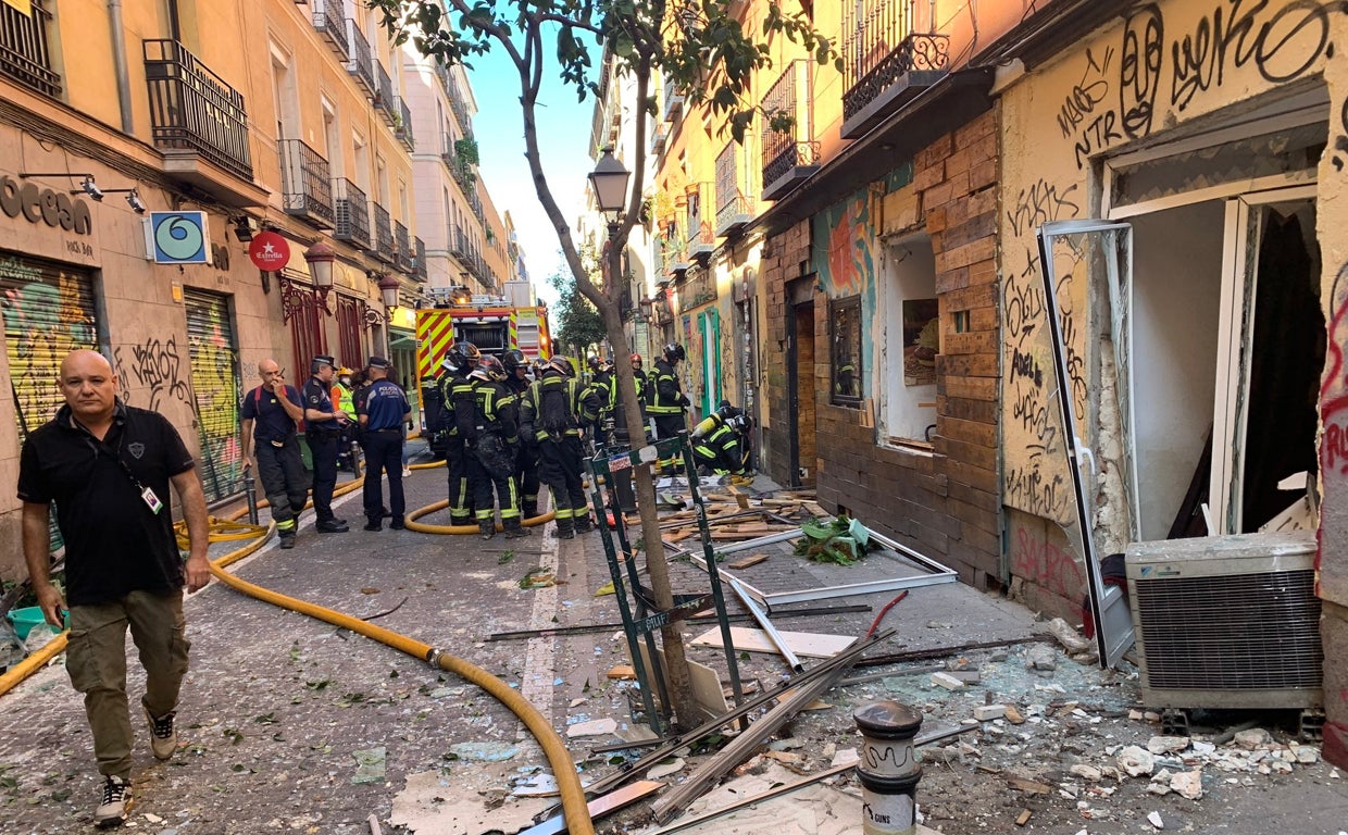 Bomberos trabajan en el lugar de la explosión, en Malasaña