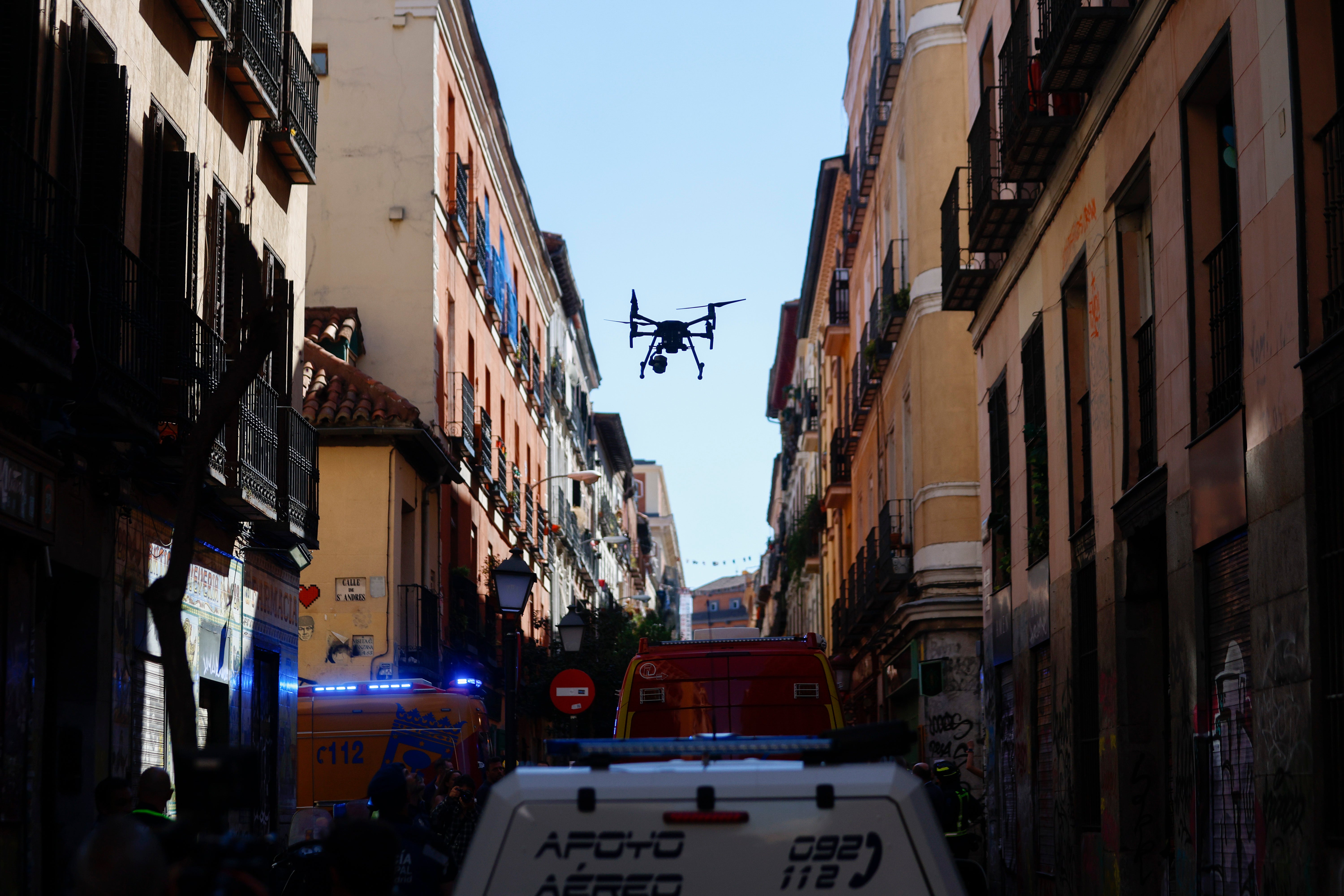 Un dron supervisa la zona afectada por la explosión.