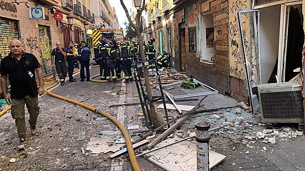 Explosión de gas en el centro de Madrid, en directo | Los vecinos: «No sabemos cuándo volveremos»
