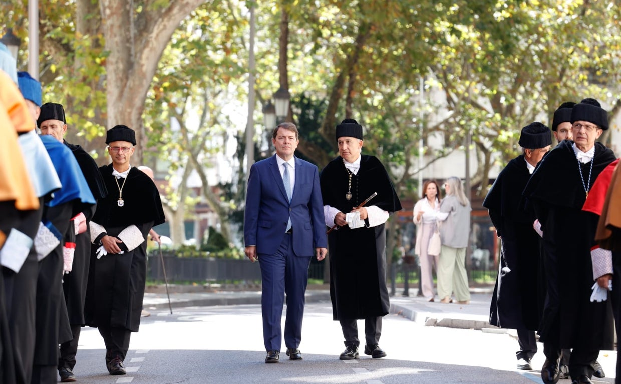 Mañueco y Antonio Largo Cabrerizo caminan hacia la Universidad de Valladolid para celebrar el acto oficial de apertura del curso universitario