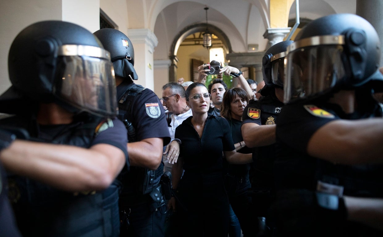 Macarena Olona, el jueves, escoltada por policías a su llegada a la Universidad de Granada