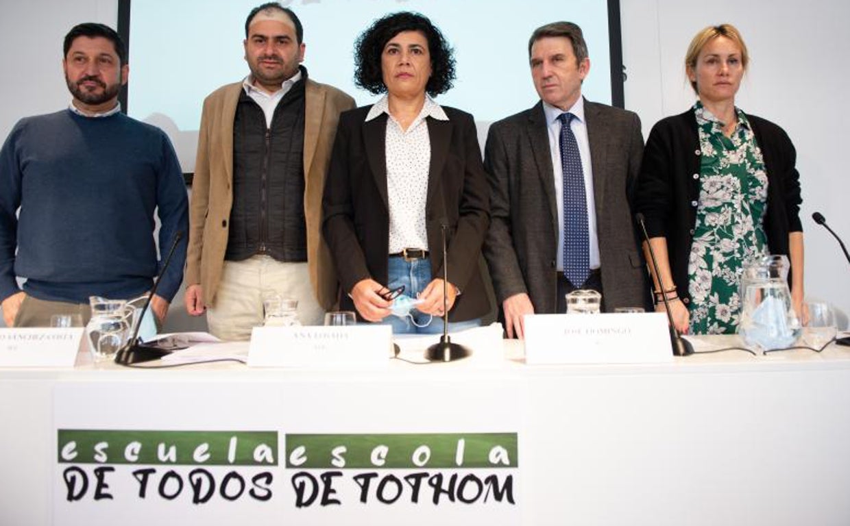 Integrantes de la plataforma Escuela de Todos durante su presentación en Barcelona